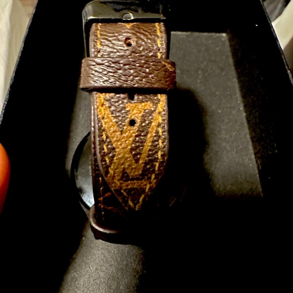 Samsung galaxy 4 with Louis Vuitton band and charger 44mm - Picture 2 of 6